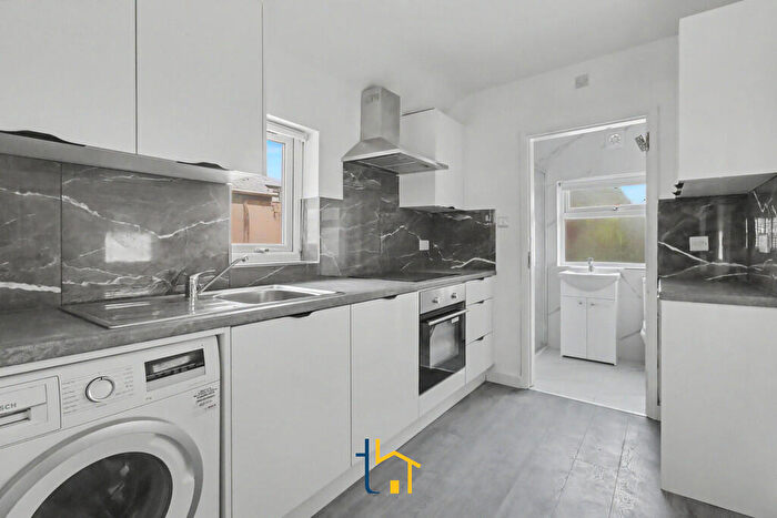 3 Bedroom Flat To Rent In Western Road, Leicester, LE3