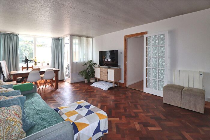 3 Bedroom Flat For Sale In Woking, Surrey, GU22