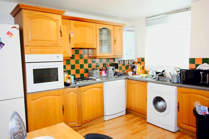 4 Bedroom Flat To Rent In Jansen Walk, London, SW11