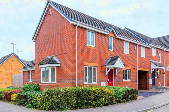 3 Bedroom End Of Terrace House To Rent In Chapel Close, Rushden, NN10