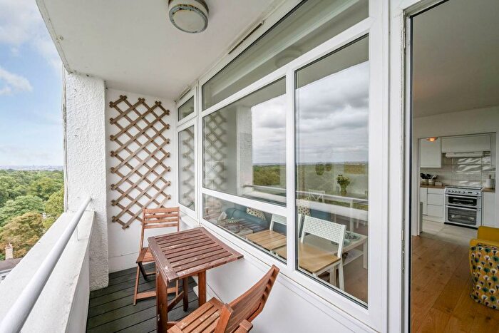 2 Bedroom Flat To Rent In Wimbledon Park Side, Southfields, London, SW19