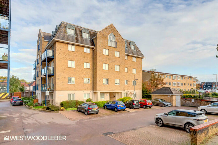 2 Bedroom Apartment To Rent In Sandringhan Lodge, Hoddesdon, EN11