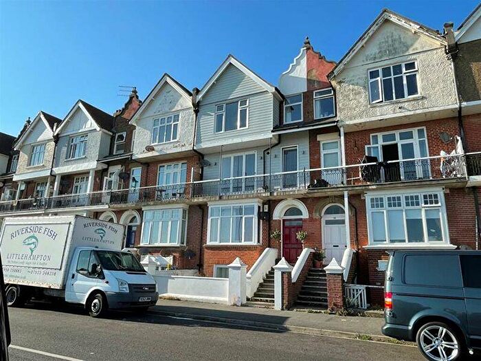 1 Bedroom Flat For Sale In South Terrace, Littlehampton, West Sussex, BN17
