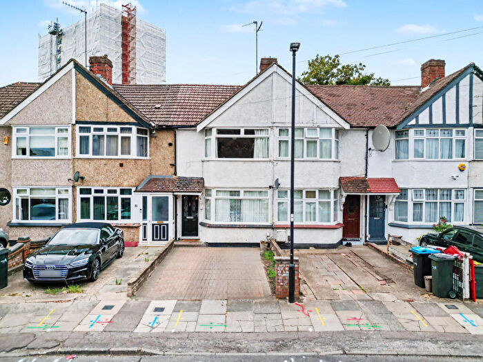 2 Bedroom House For Sale In Curzon Avenue, Enfield, EN3