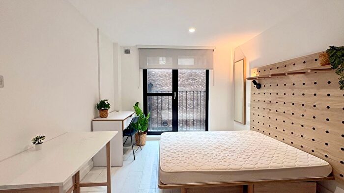 Studio To Rent In Commercial Road, London, E14
