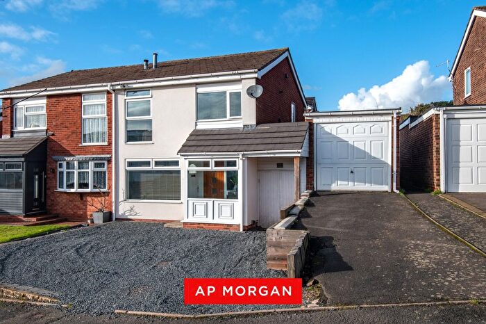 3 Bedroom Semi Detached House For Sale In Pennine Road, Bromsgrove, Worcestershire, B61