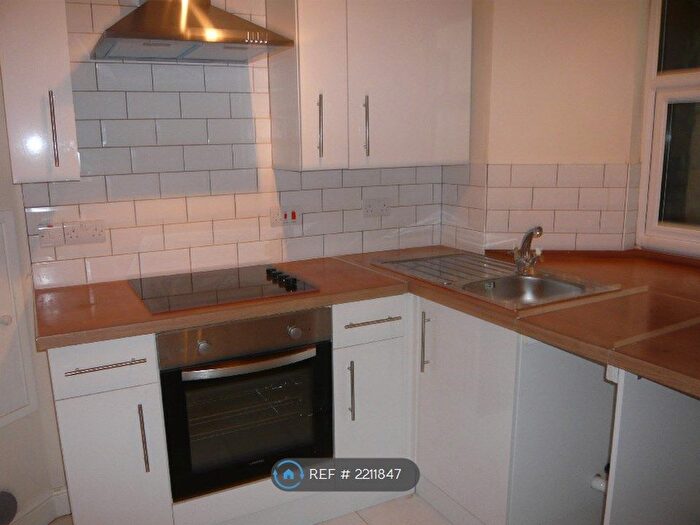 1 Bedroom Flat To Rent In Lucius Street, Torquay, TQ2