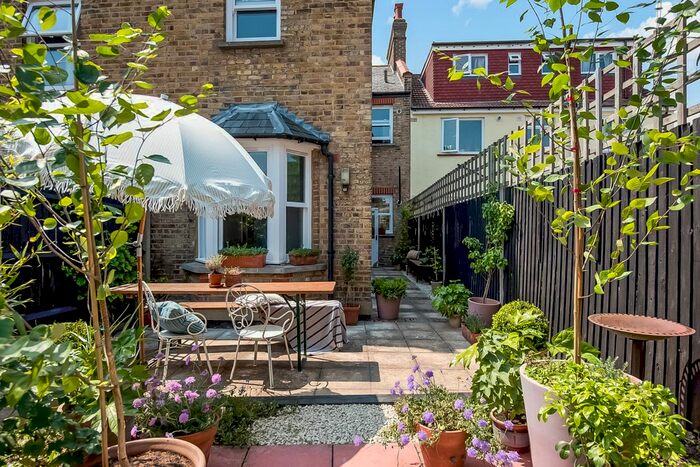 1 Bedroom Flat For Sale In Laleham Road, London, SE6