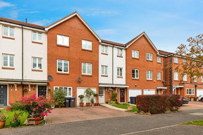 3 Bedroom Terraced House For Sale In Chambers Grove, Welwyn Garden City, AL7