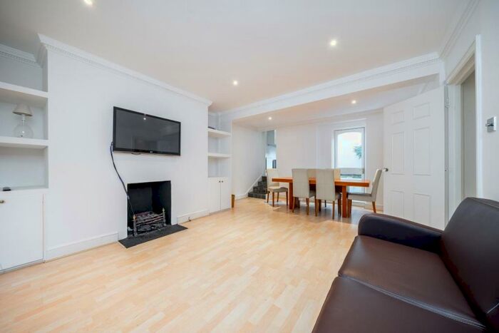 2 Bedroom Flat To Rent In Redcliffe Gardens London, SW10