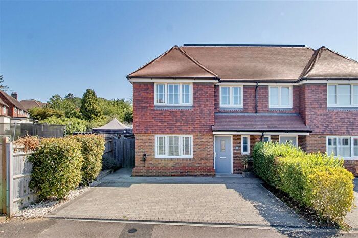3 Bedroom Semi Detached House For Sale In Richards Close, Chiddingstone Causeway, TN11