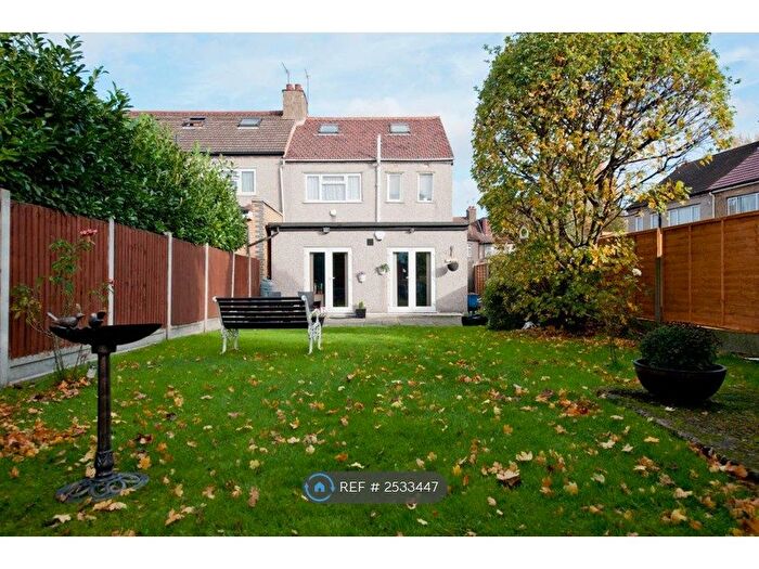 3 Bedroom End Of Terrace House To Rent In Martley Drive, Ilford, IG2