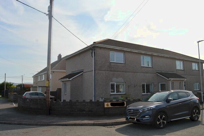 2 Bedroom Flat To Rent In Park Avenue, Ammanford, SA18