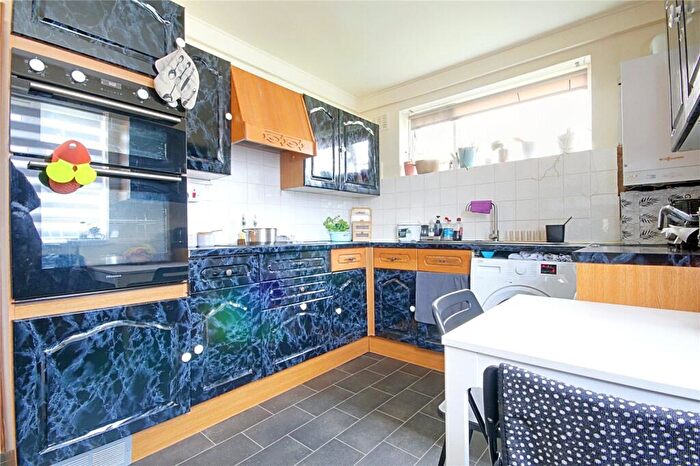 2 Bedroom Maisonette For Sale In Westfield Close, Enfield, Middlesex, EN3