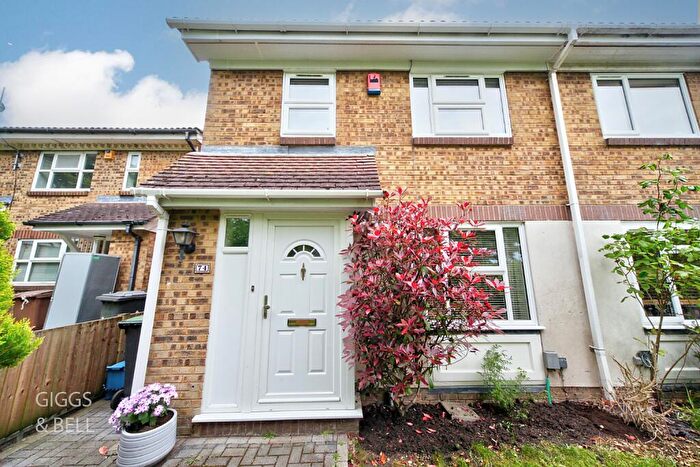 3 Bedroom Semi-Detached House For Sale In Rochford Drive, Luton, Bedfordshire, LU2