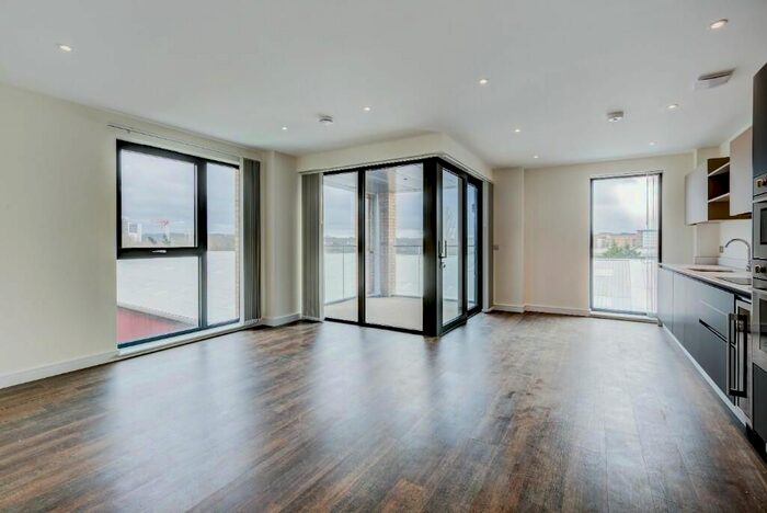 3 Bedroom Flat To Rent In Watteau Square, Croydon, CR0