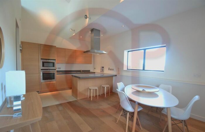 2 Bedroom Flat To Rent In Bazalgette Court, Great West Road, W6