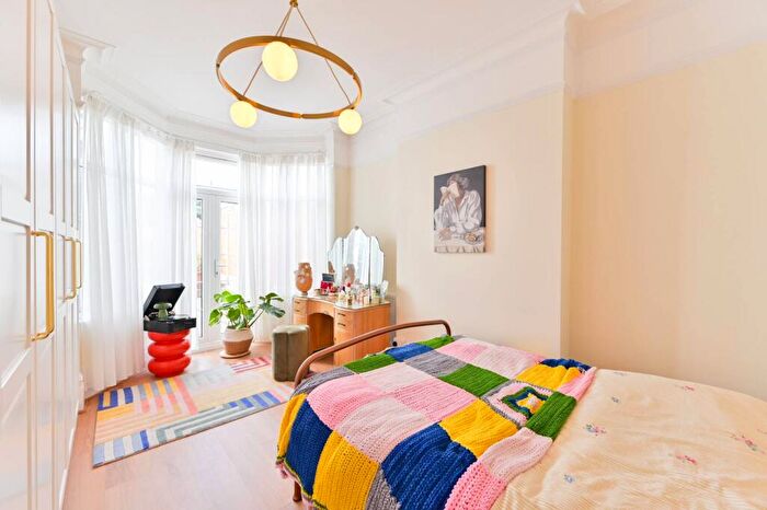 2 Bedroom Flat For Sale In Colson Road, East Croydon, Croydon, CR0