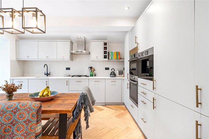 2 Bedroom Apartment For Sale In Spurling Road, London, SE22