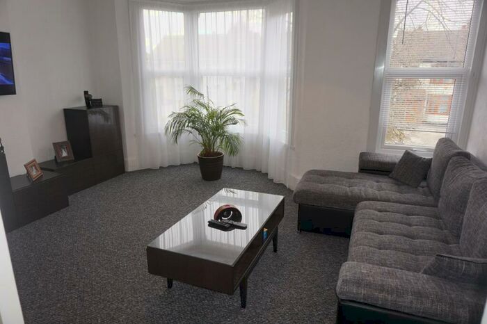 2 Bedroom Flat To Rent In South Street, Romford, Essex, RM1