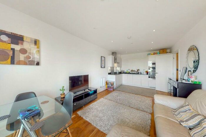 2 Bedroom Flat To Rent In City View Point, Leven Road, London, E14