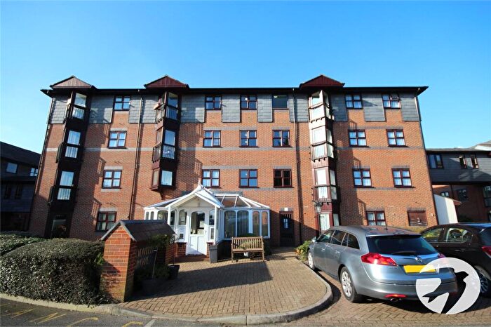 2 Bedroom Flat For Sale In Woodville Grove, Welling, Kent, DA16