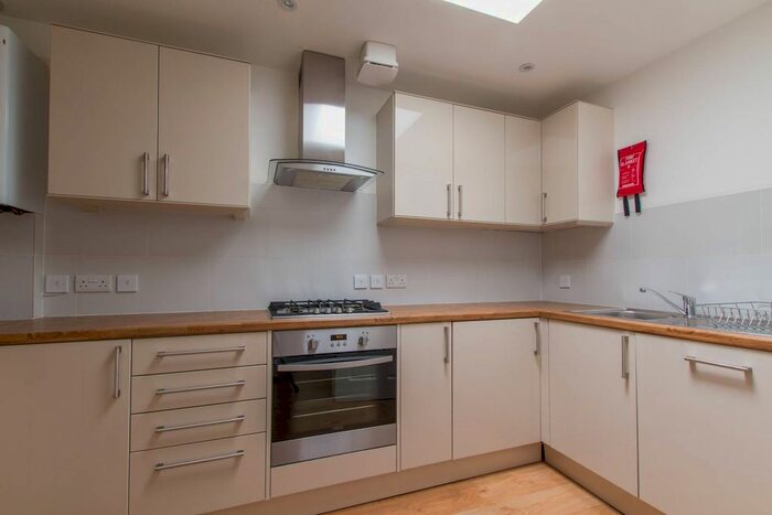 2 Bedroom Flat To Rent In High Road, Bx, Wood Green, London, N22