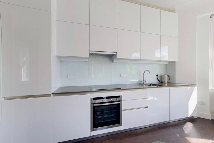2 Bedroom Flat To Rent In East Heath Road, Hampstead, London, NW3