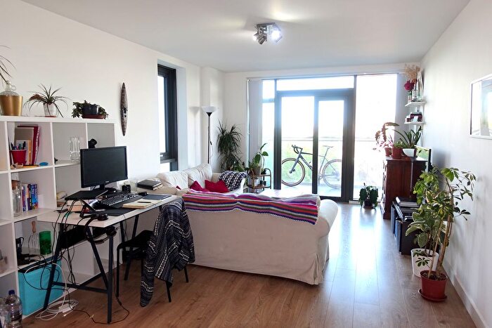 3 Bedroom Flat To Rent In Beechwood Road, Hackney, E8