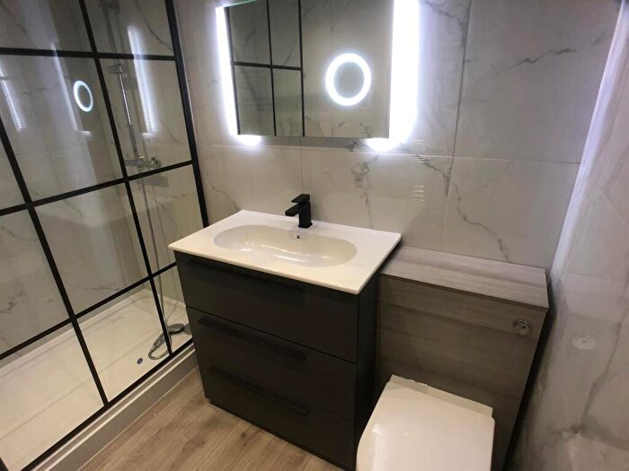 2 Bedroom Apartment To Rent In Lane End Court, Leeds, LS17
