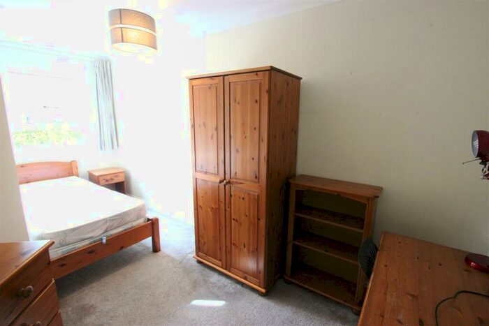 3 Bedroom Flat To Rent In Venneit Close, OX1