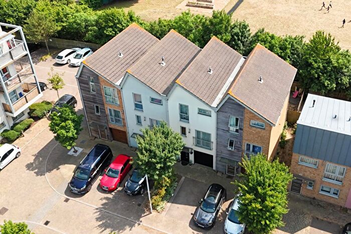 3 Bedroom Town House For Sale In Cameron Drive, Dartford, Kent, DA1