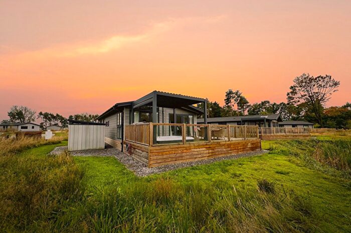 2 Bedroom Mobile/park Home For Sale In York Road, Escrick, York, North Yorkshire, YO19