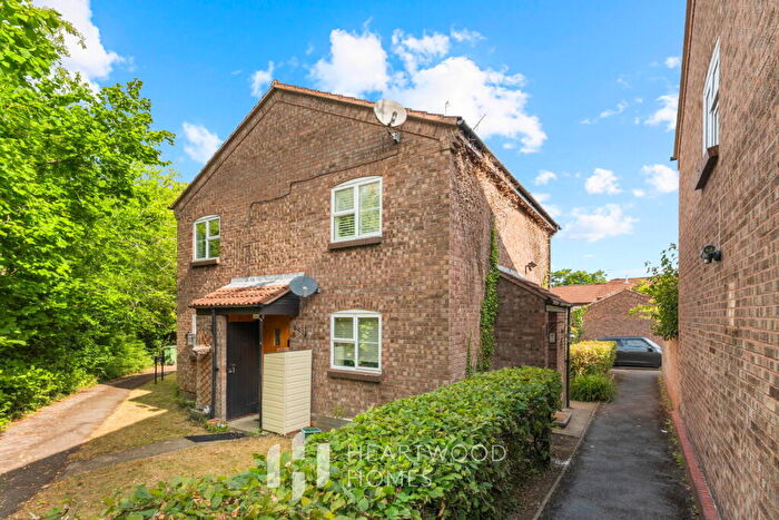 2 Bedroom Apartment To Rent In Taylor Close, St. Albans, AL4