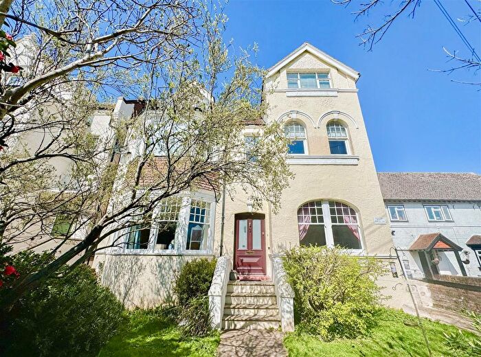 2 Bedroom Flat For Sale In Cantelupe Road, Bexhill-On-Sea, TN40