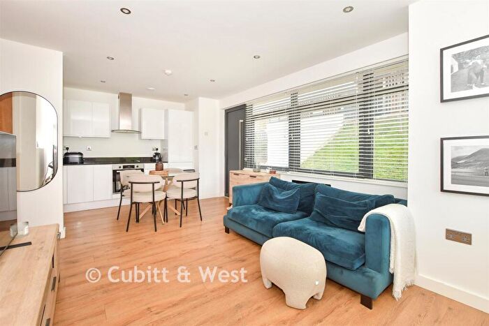1 Bedroom Flat For Sale In Deepdene Avenue, Dorking, Surrey, RH5