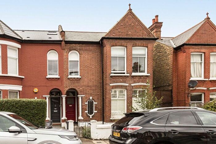 3 Bedroom Flat To Rent In Haverhill Road, Balham, SW12