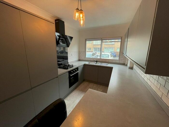 2 Bedroom Flat To Rent In Long Oaks Court, Swansea, SA2