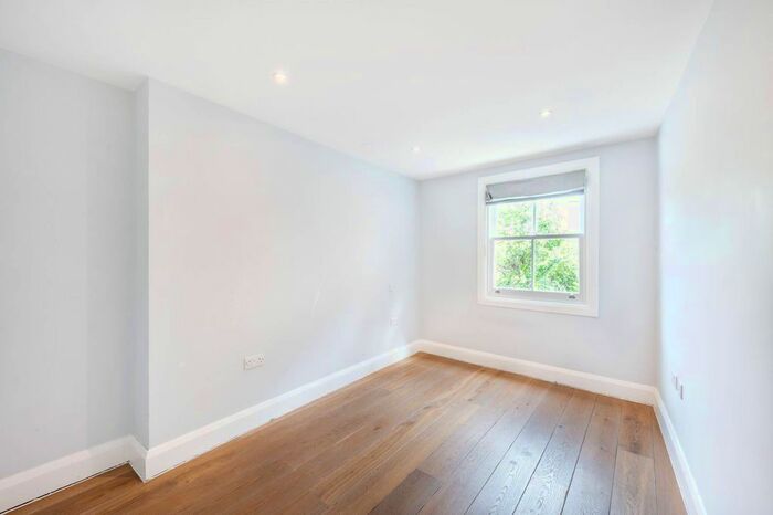2 Bedroom Flat To Rent In Caxton Grove, Shepherd's Bush, London, W12