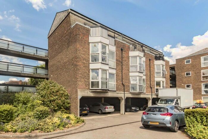 1 Bedroom Flat To Rent In Station Road, Hampton, TW12