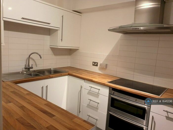 1 Bedroom Flat To Rent In St. Leonards Park, East Grinstead, RH19