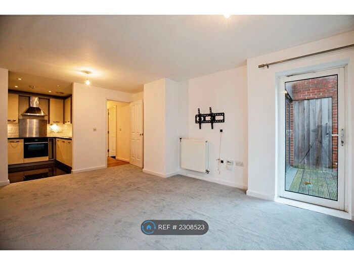 2 Bedroom Flat To Rent In Eversley House, London, SW4