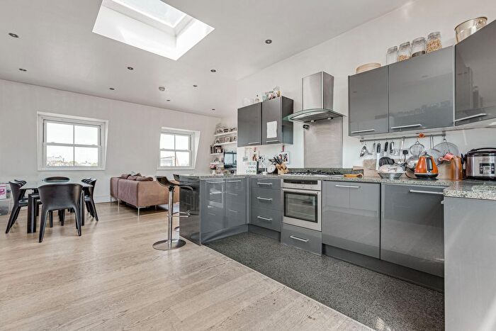 3 Bedroom Flat To Rent In Fulham Road, Parsons Green, SW6