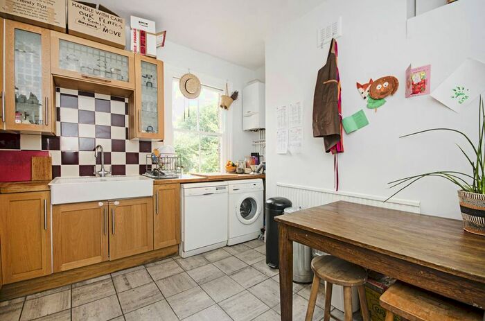 2 Bedroom Flat To Rent In Brookfield Road, Victoria Park, London, E9
