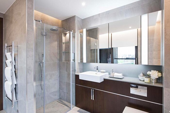 3 Bedroom Flat To Rent In Thornes House, Vauxhall, SW11