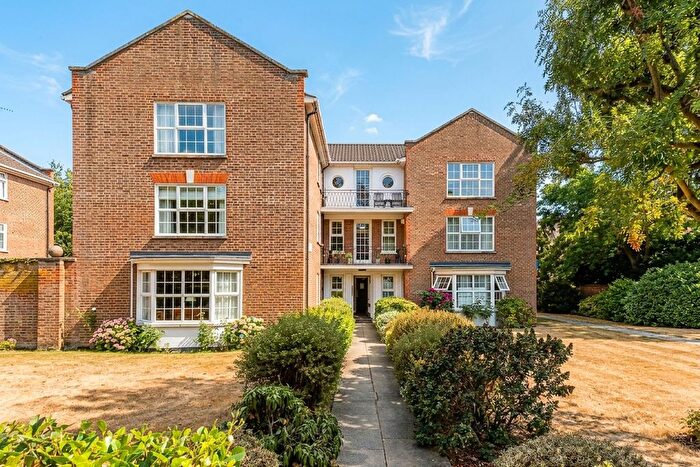 3 Bedroom Flat For Sale In Phyllis Court Drive, Henley-On-Thames, RG9