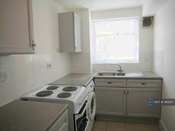 1 Bedroom Flat To Rent In Leigh Hunt Drive, London, N14