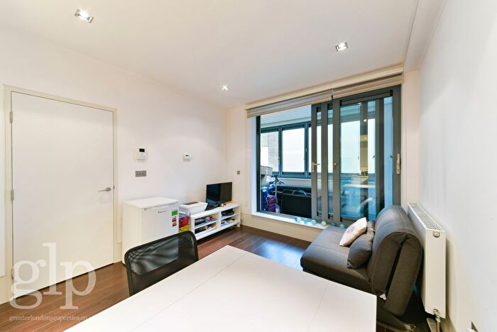 1 Bedroom Flat To Rent In Slingsby Place, London, Greater London, Covent Garden, WC2E
