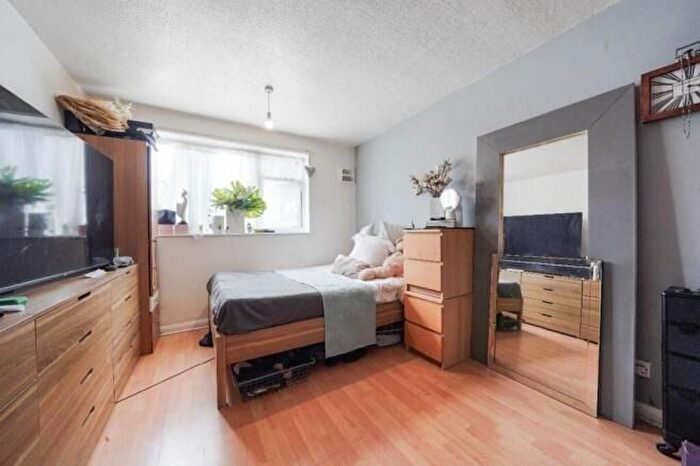 2 Bedroom Flat To Rent In Pemberton Court, London, E1