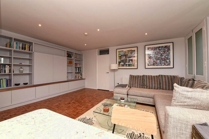 1 Bedroom Flat To Rent In Highgate Edge, Great North Road, East Finchley, N2